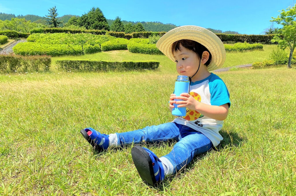 子どもの熱中症は大人より進行が早く、急激に悪化する恐れがあります