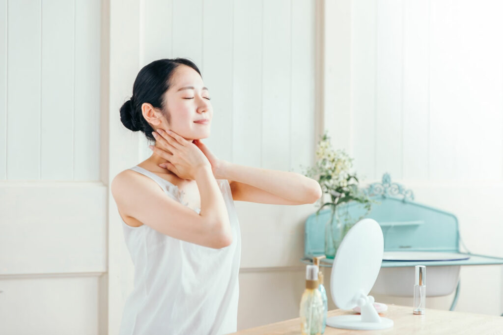 首元は皮脂腺が少なく乾燥しやすい部位なので、しっかりとした保湿ケアが欠かせません。