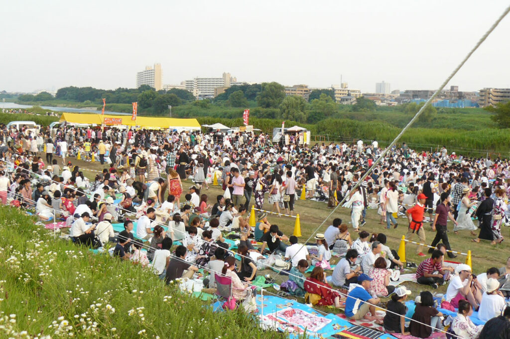 花火大会における熱中症対策の基本は、こまめな水分補給と適切な塩分摂取です