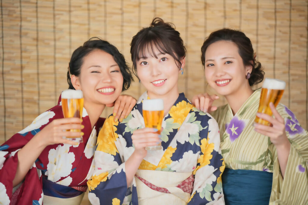 夏祭りでお酒を楽しむ場合は、アルコールと同量以上の水分を別途摂取することを心がけましょう