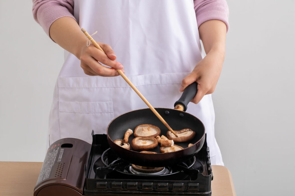 きのこをオリーブオイルでソテーする調理法で、ビタミンDの吸収率を最大化