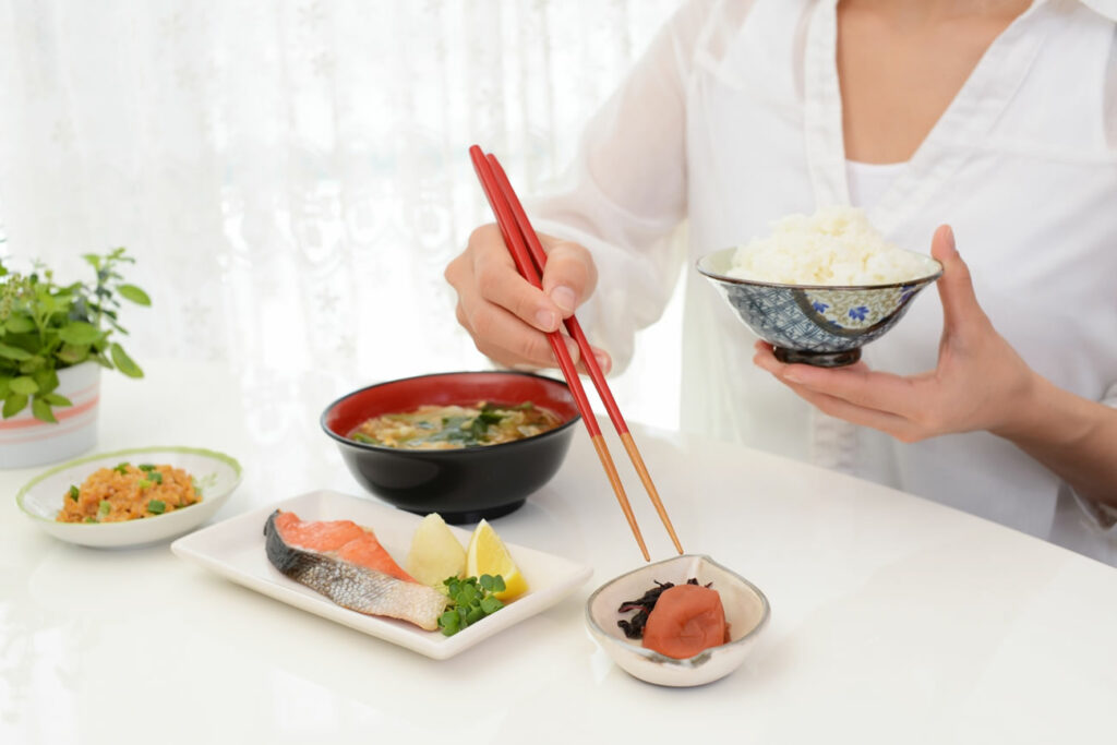 1日に鮭100g程度を目安に、継続的に摂取することが美肌効果を実感するポイント